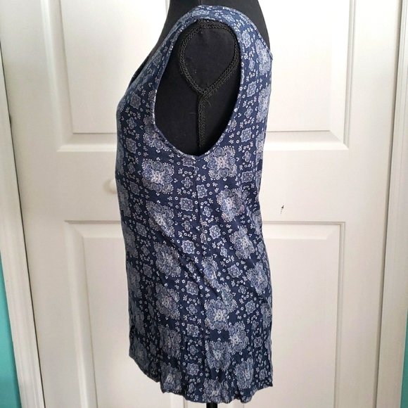 LYSSE tank with built in bra. - Picture 3 of 12